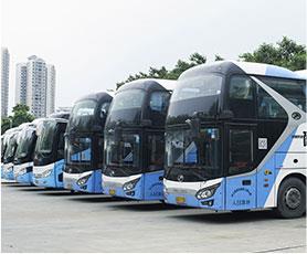 駕車(chē)通過(guò)傍山險(xiǎn)路時(shí)如發(fā)生制動(dòng)突然失靈應(yīng)采取什么措施？