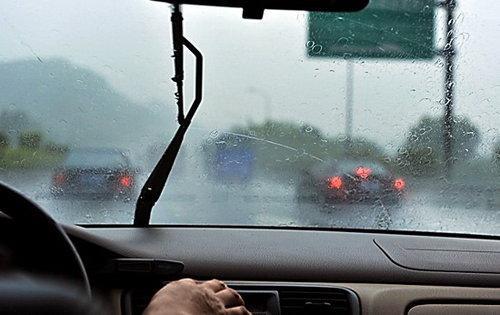 商之旅租車告訴你雨天租車駕車應(yīng)該注意什么
